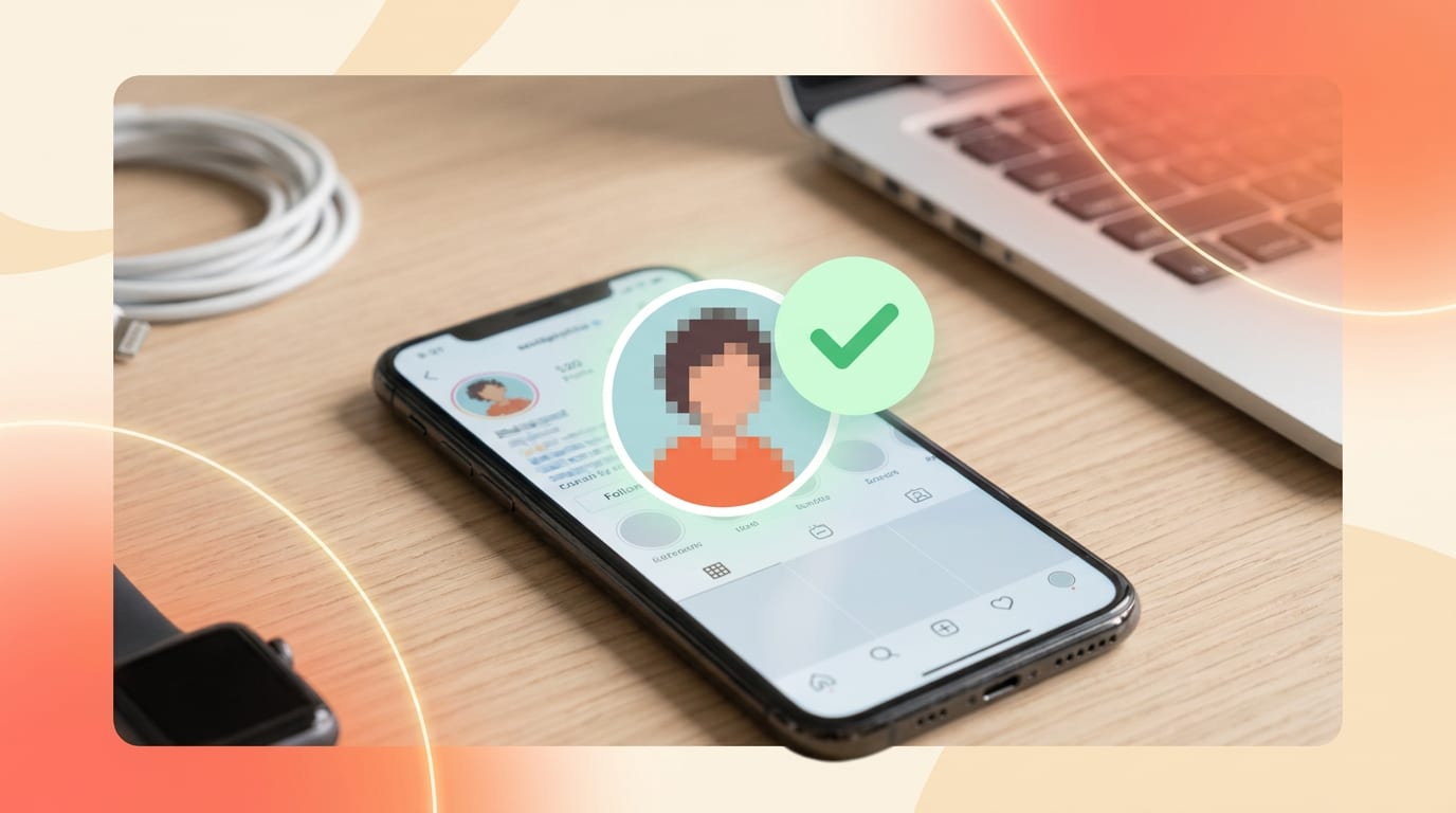 Smartfon z widocznym zweryfikowanym profilem użytkownika w serwisie społecznościowym.