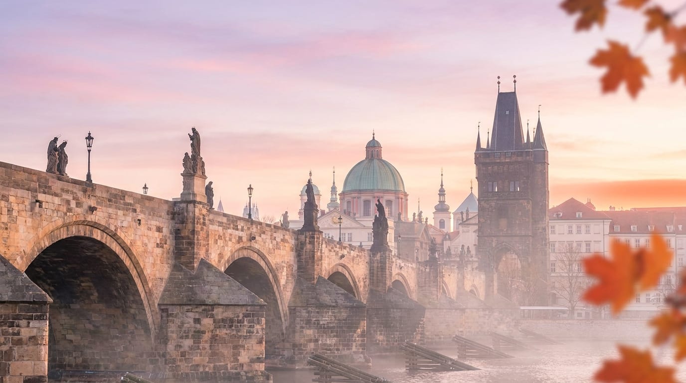 Magiczny wschód słońca nad Mostem Karola w Pradze, puste uliczki i zabytkowa architektura.
