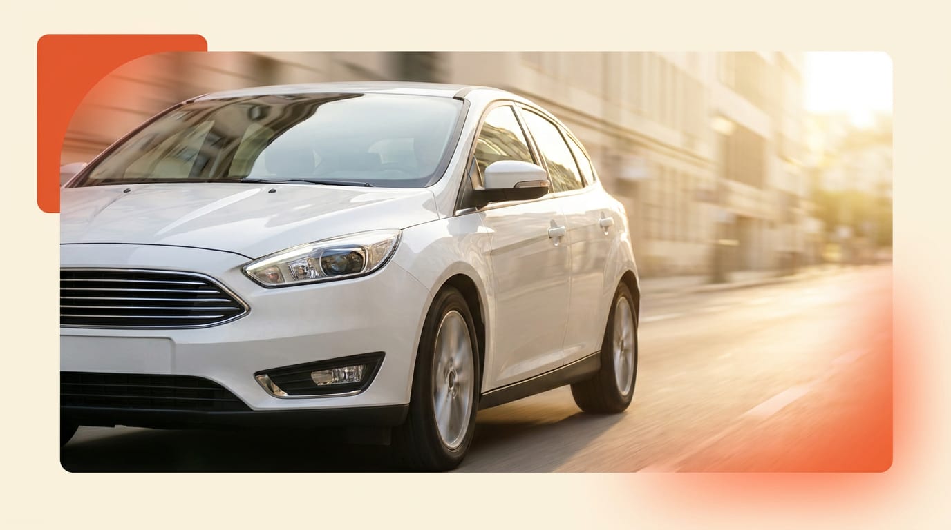 Nowoczesny, szary samochód Dacia Sandero z napędem hybrydowym jedzie przez miasto.