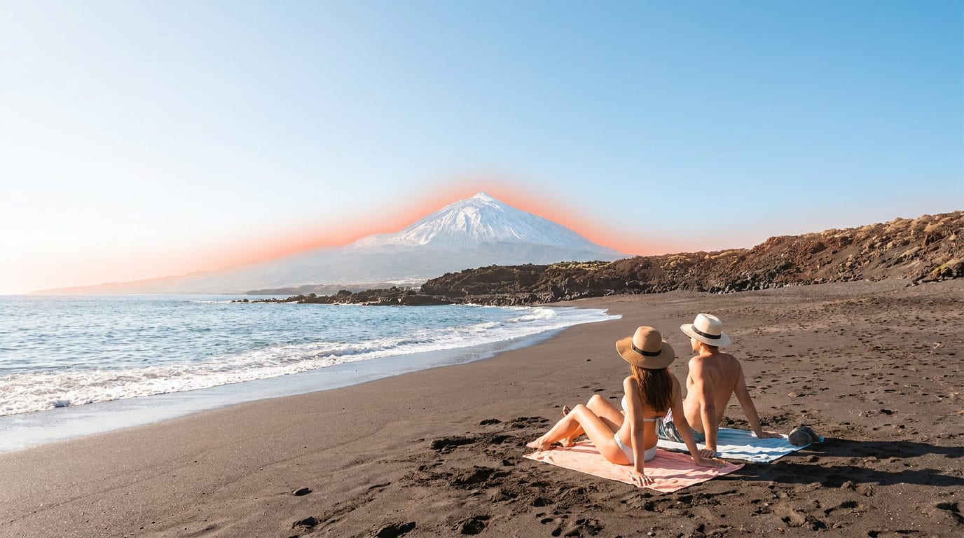 Słoneczny dzień na czarnej, wulkanicznej plaży na Teneryfie, w tle widać ośnieżony szczyt wulkanu Teide.