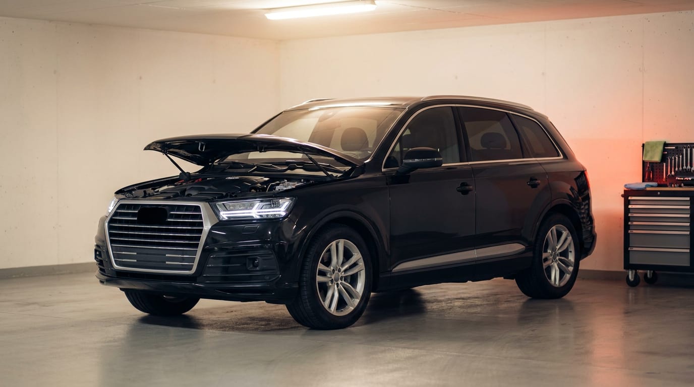 Używane auto z silnikiem 3.0 TDI V6 zaparkowane w garażu.